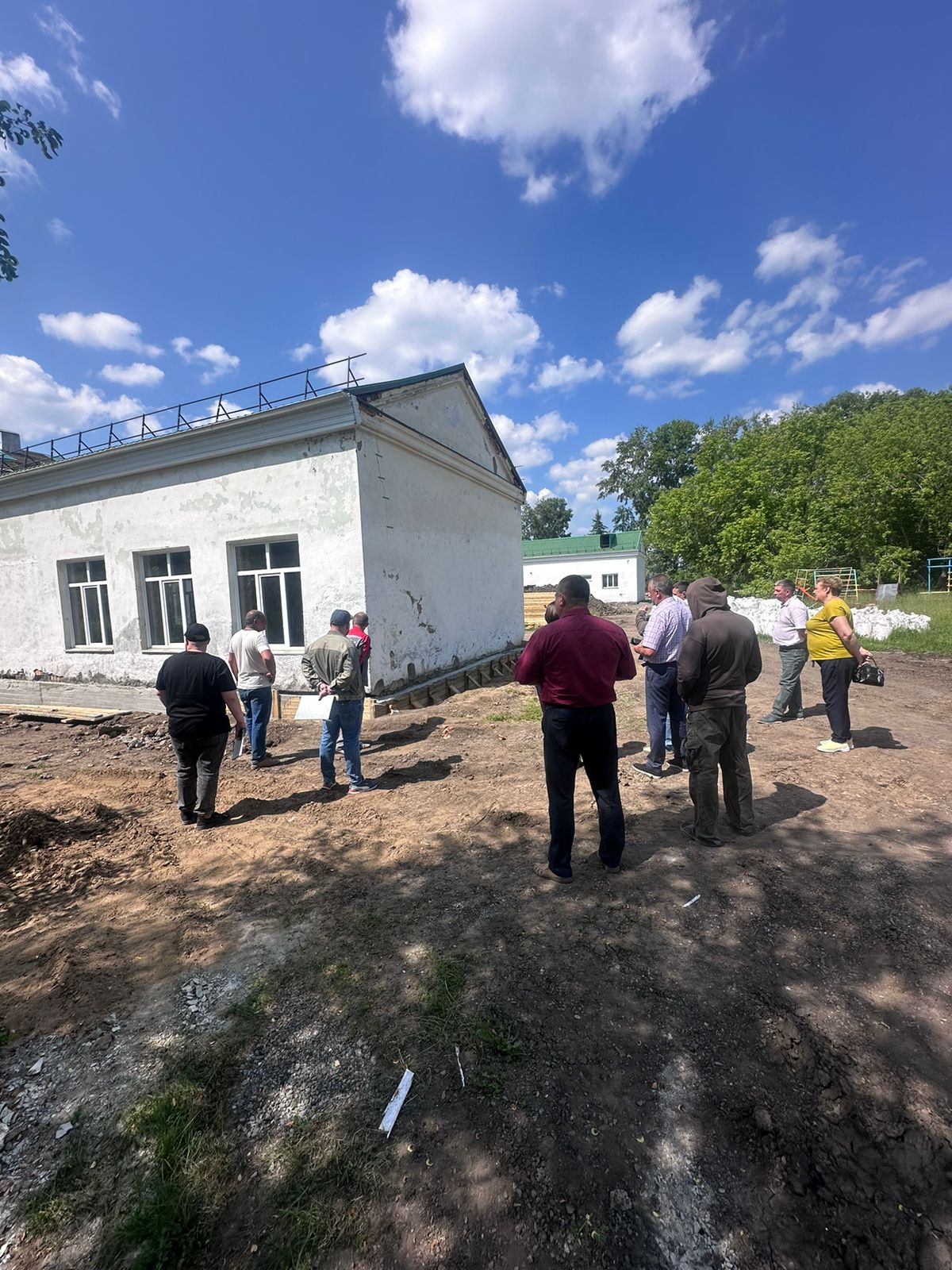 В п. Ключи продолжается капитальный ремонт сельской школы.