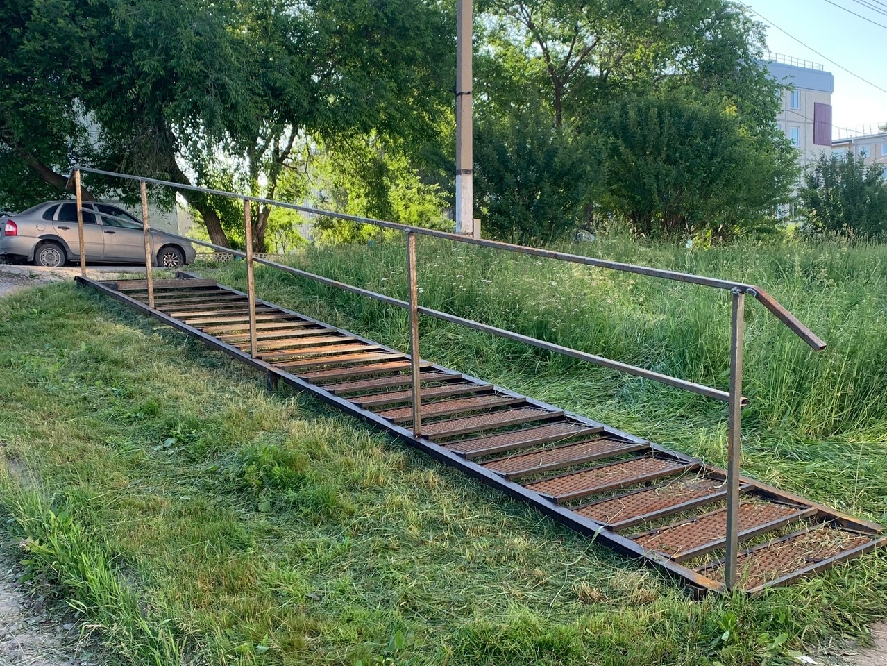 В деревне Каменка по просьбам жителей установили новую лестницу.