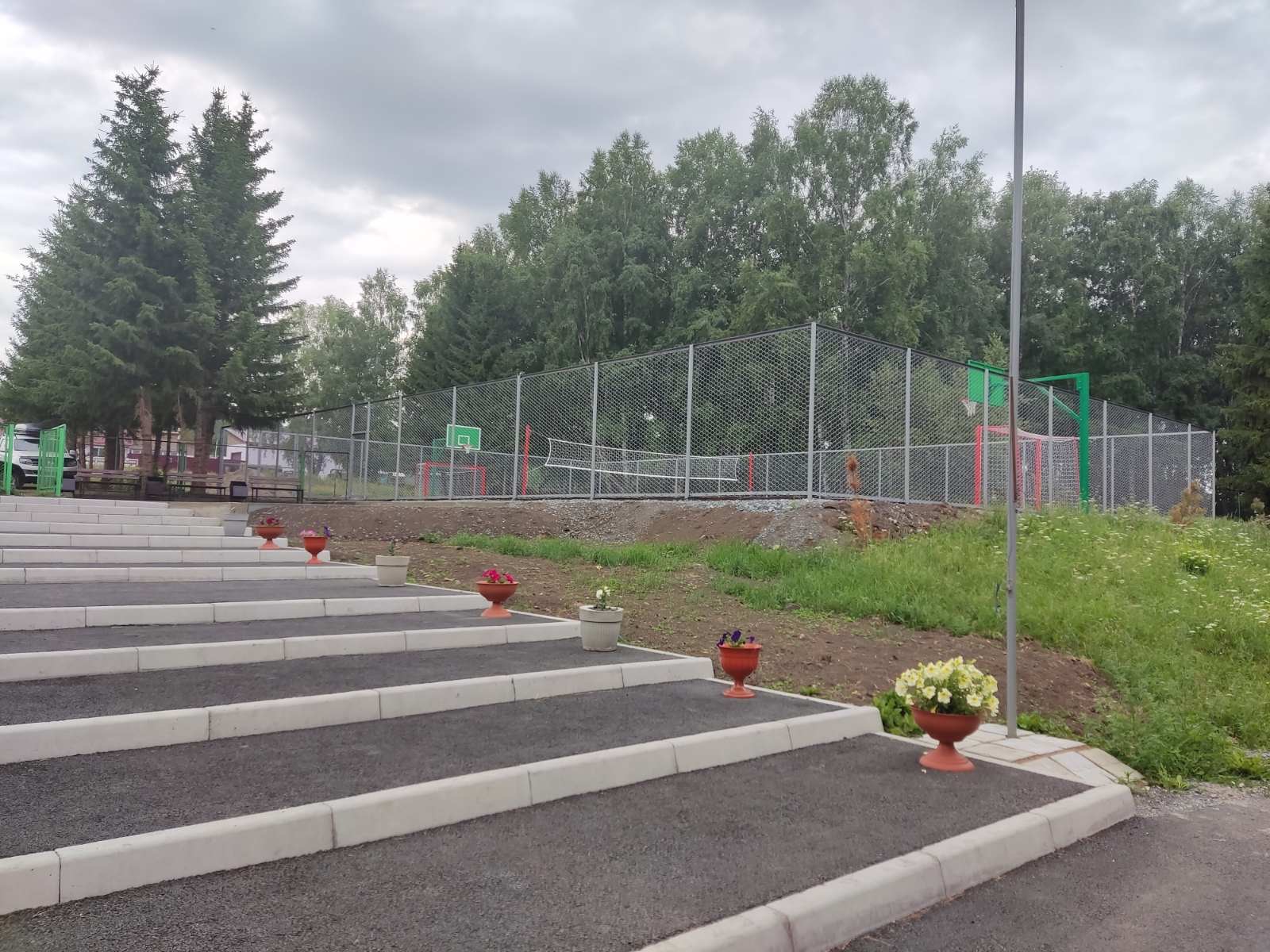 В п. Тарутино завершилось строительство современной  площадки для подвижных игр.