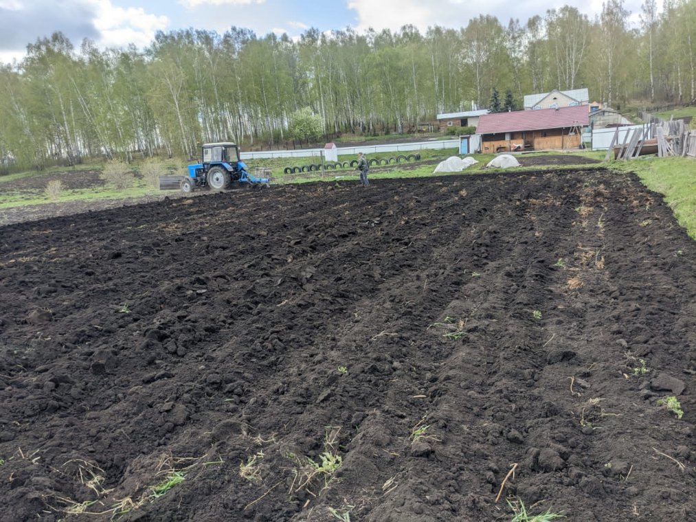 Преображенский сельсовет. Вспашка земли. Вспаханный огород. Вспаханные грядки. Преображенский сельский совет Ачинского района.