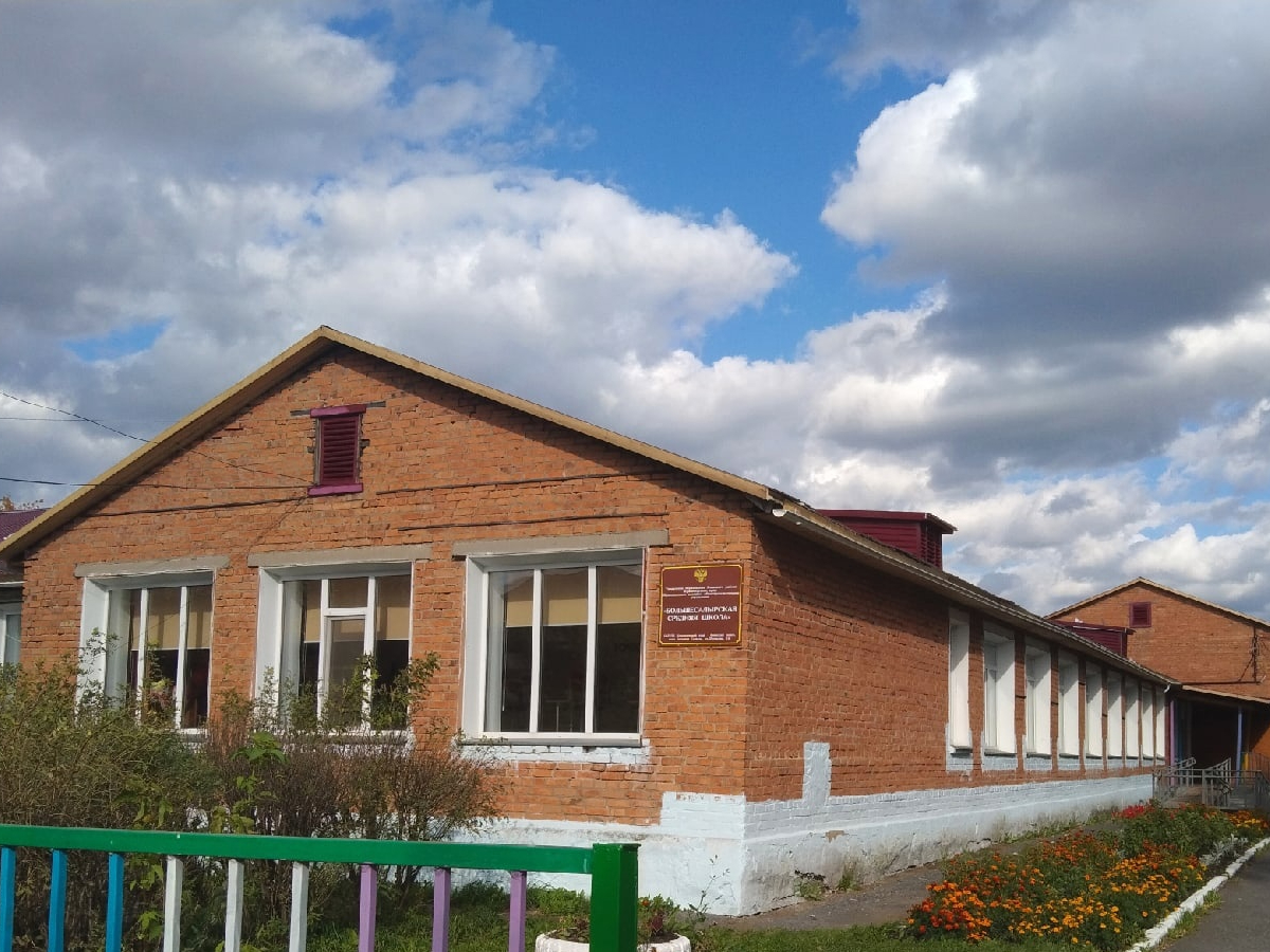 В этом году в Большесалырской школе проведут ремонтные работы.