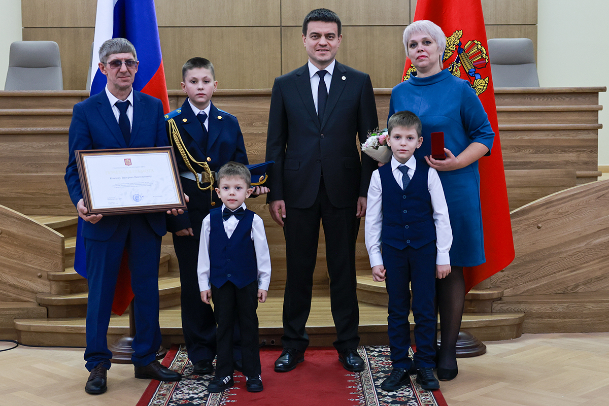 Жительнице Ачинского района Марине Кузнецовой вручили почётный знак «Материнская слава».