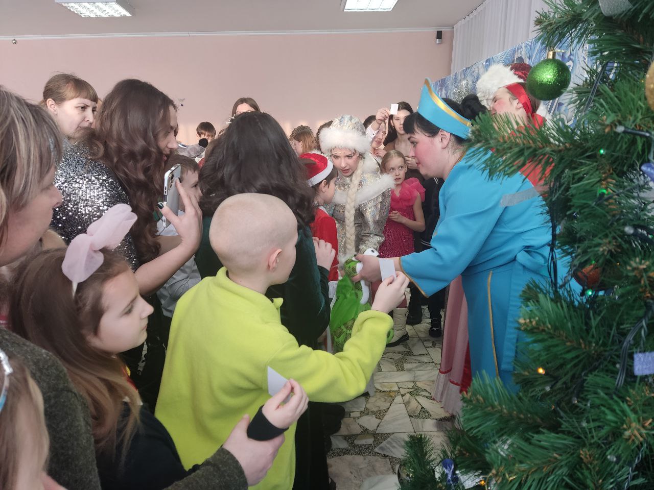 В Ачинском районе с наступающим Новым годом поздравили талантливых и одаренных ребят.
