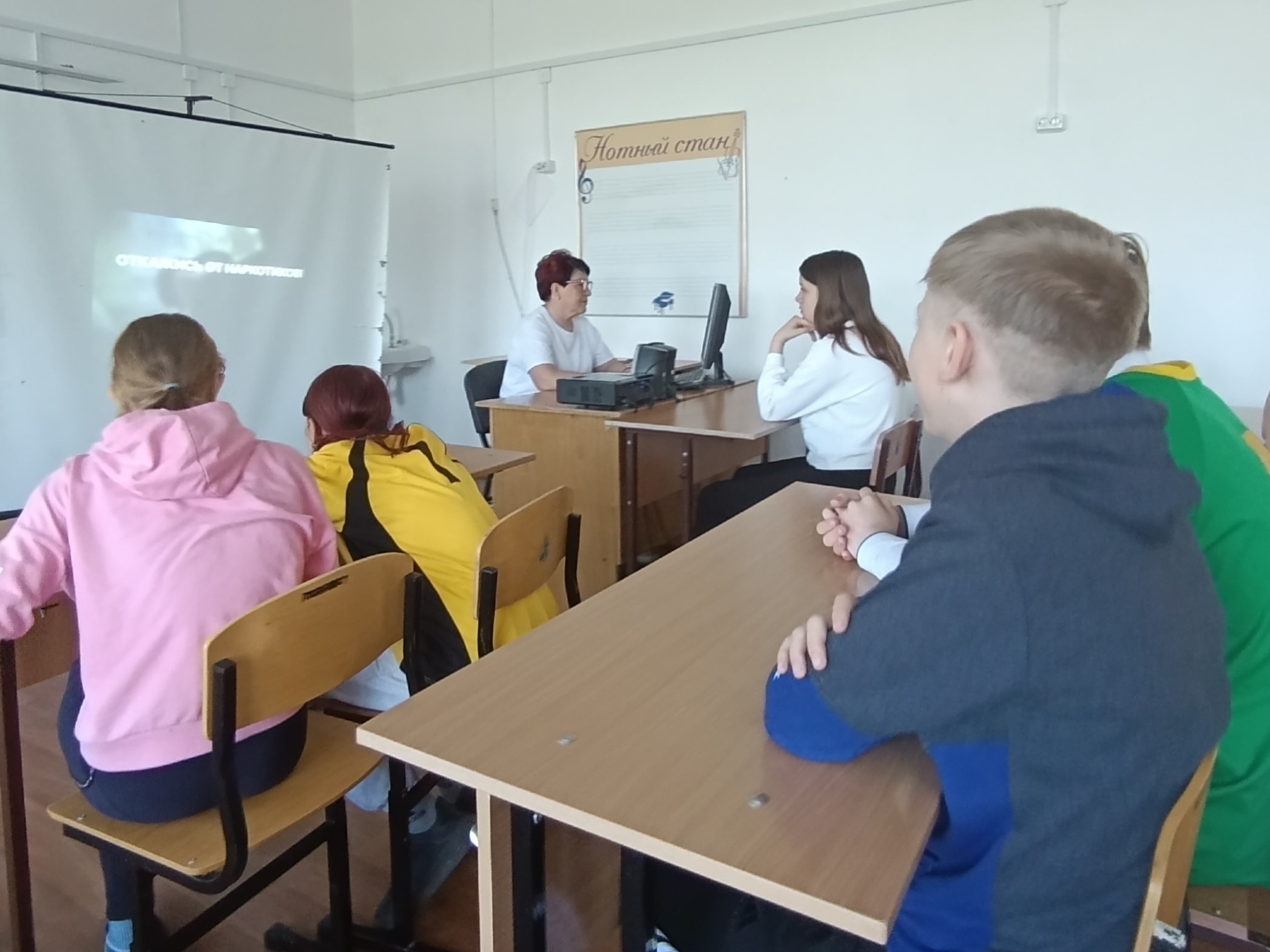 Онлайн-просмотр видеороликов антинаркотической направленности и популяризации здорового образа жизни.