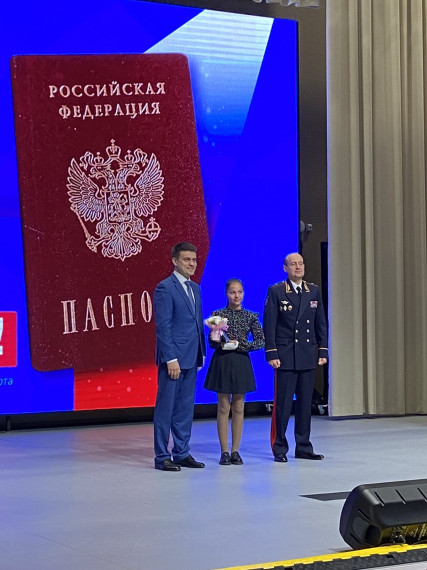 Глава Красноярского края Михаил Котюков вручил паспорт школьнице из поселка Малиновка. Глава Красноярского края Михаил Котюков вручил паспорт школьнице из поселка Малиновка.