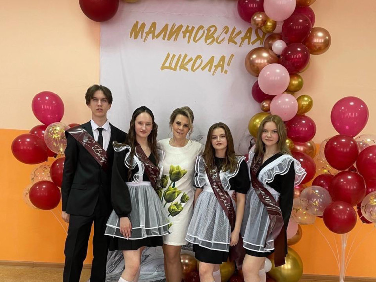 Выпускников Ачинского района поздравили с окончанием школы. Выпускников Ачинского района поздравили с окончанием школы.