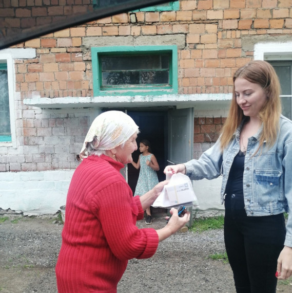 Юные волонтеры из Тарутино помогают пожилым односельчанам. Юные волонтеры из Тарутино помогают пожилым односельчанам.