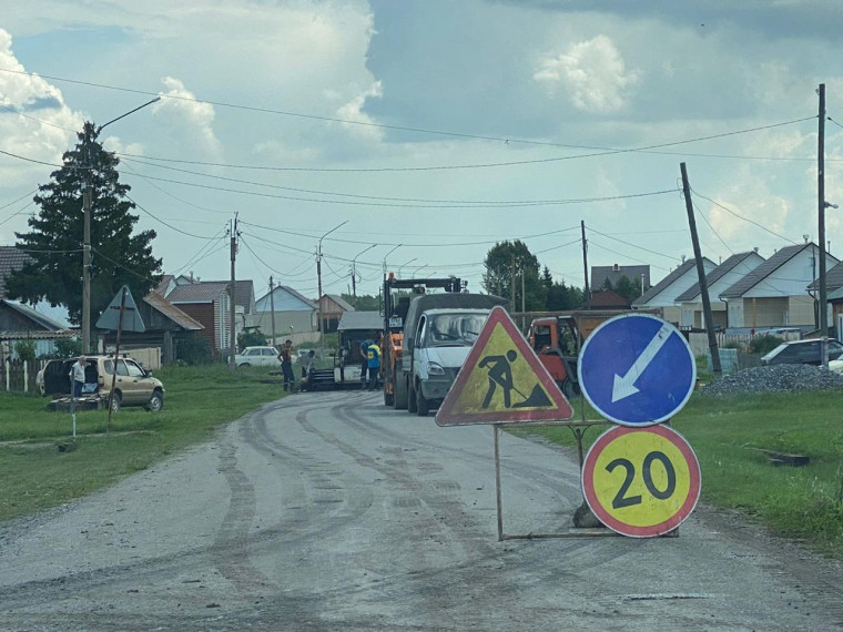В селе Белый Яр началось асфальтирование дорог на улицах Набережная и Школьная. В селе Белый Яр началось асфальтирование дорог на улицах Набережная и Школьная.