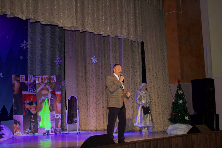 В Ачинском районе с наступающим Новым годом поздравили талантливых и одарённых ребят!.