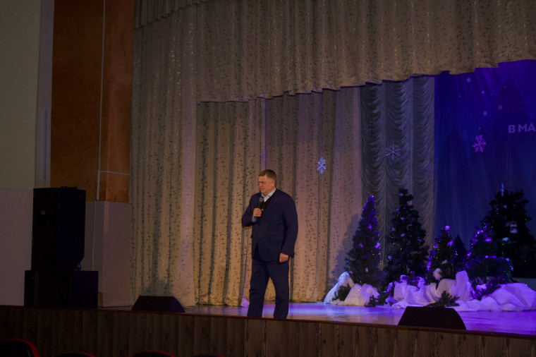 В Ачинском районе с наступающим Новым годом поздравили талантливых и одарённых ребят!.